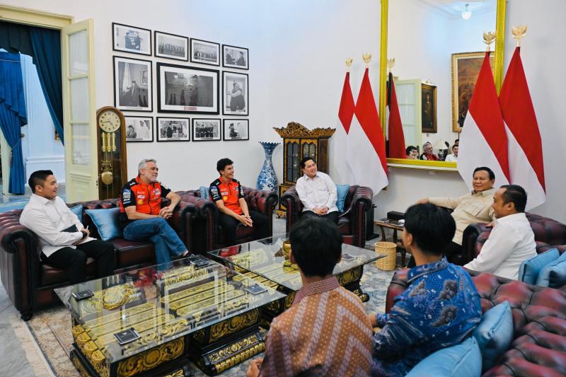 Suasana santai saat Presiden R1 Prabowo Subinato menerima Marc Marquez. (Sumber: kemensetneg ri)
