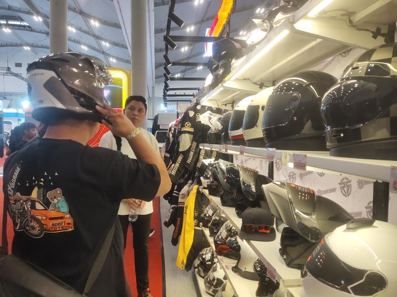Para pengunjung IMOS 2025 membeli kebutuhan riding dengan promo menarik 