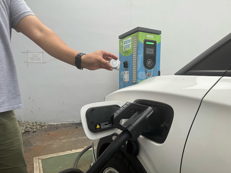 Alat pengecasan mobil listrik NETA V-II yang bisa dilepas jika tersangkut saat pengecasan baterai