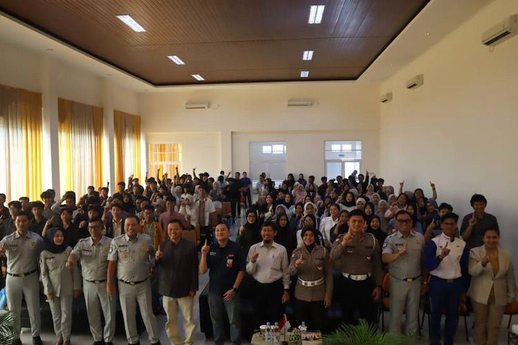 Mahasiswa dan para narasumber dalam seminar Keselamatan berkendara yang digelar Wahana Makmur Sejati dan Kepolisian