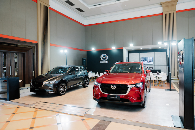 Tampilan dua mobil baru Mazda The New MazdaCX-3 Kuro dan The New Mazda CX-60 Sport yang dipajang di GIIAS Bandung