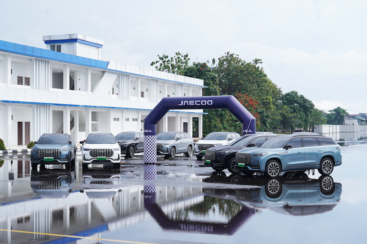 Tampilan mobil JAECOO J8 SHS ARDIS yang memiliki ketangguhan kelas SUV premium