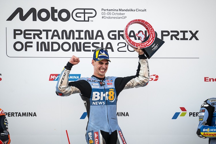 Pembalap Gresini Racing, Fermin Aldeguer meluapkan kegembiraannya usai menguncibgelar kemenangan di MotoGP Mandalika