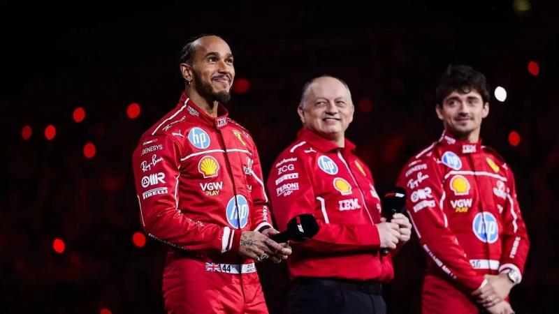 Fred Vasseur diapit Lewis Hamilton dan Charles Leclerc.  (Foto: scuderiaferrari)