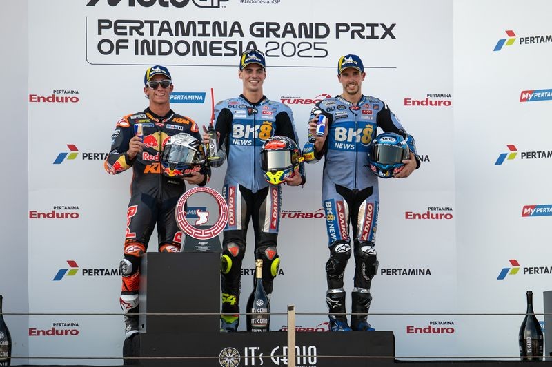 Dua pembalap MotoGP dari Gresini Racing semringah merayakan podium mereka di Mandalika