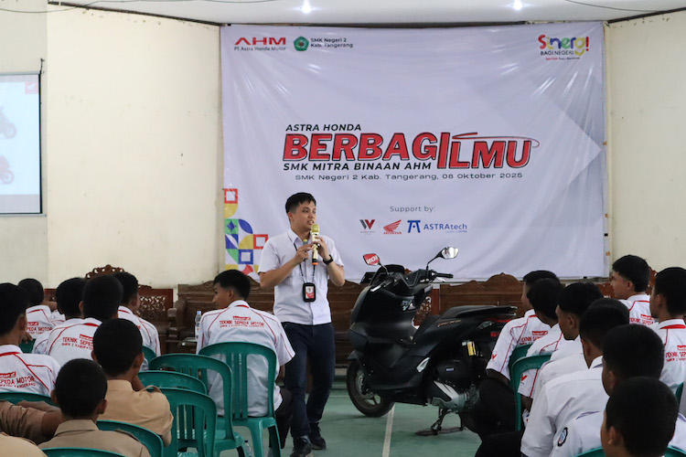 Pemandu ilmu dari Astra Honda Motor Berbagi ilmu kepada siswa SMK Negeri 2 Kabupaten Tangerang