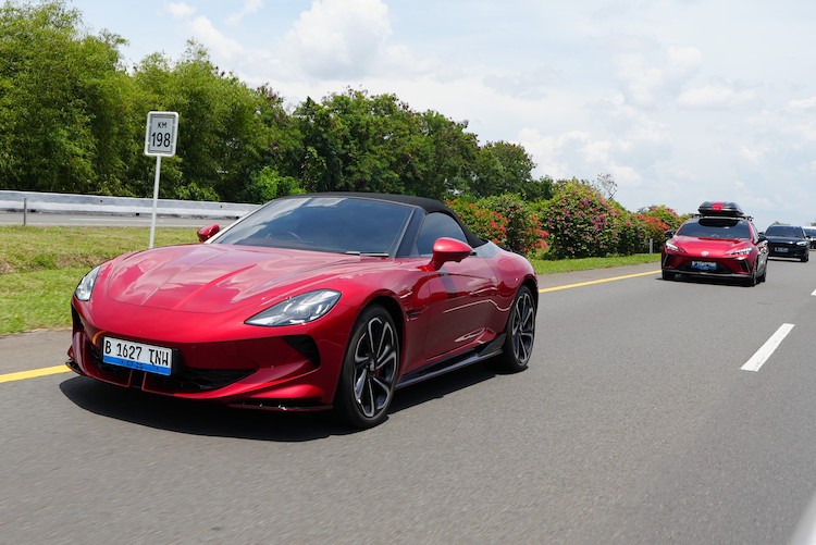 MG Cyberster tampil menggoda dalam routing jarak jauh ke Malang