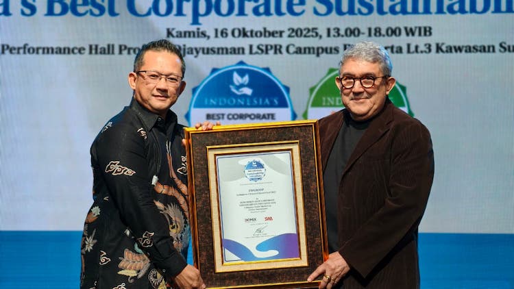 Petinggi FIFGROUP menerimoa penghargaan Indonesia Corporate Sustainability Initiatives 2025 di Jakarta