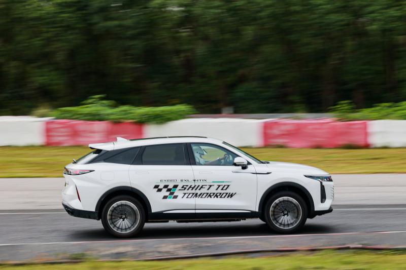 Tampilan Omoda O9 SHS saat melakukan buji coba performa