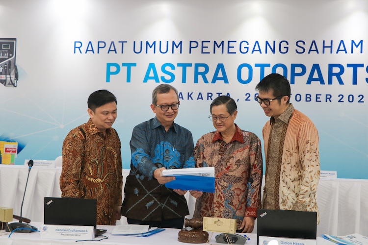 Petinggi Astra Otoparts usai melakukan Rapat Umum Pemegang Saham Luar Biasa di Jakarta