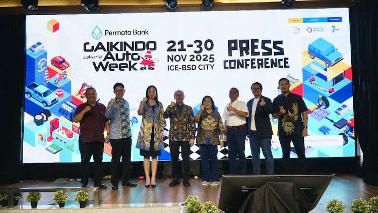 Petinggi Gaikindo, Seven, dan Permata Bank hadir dalam konfrensi pers pelaksanaan Permata Bank GJAW 2025