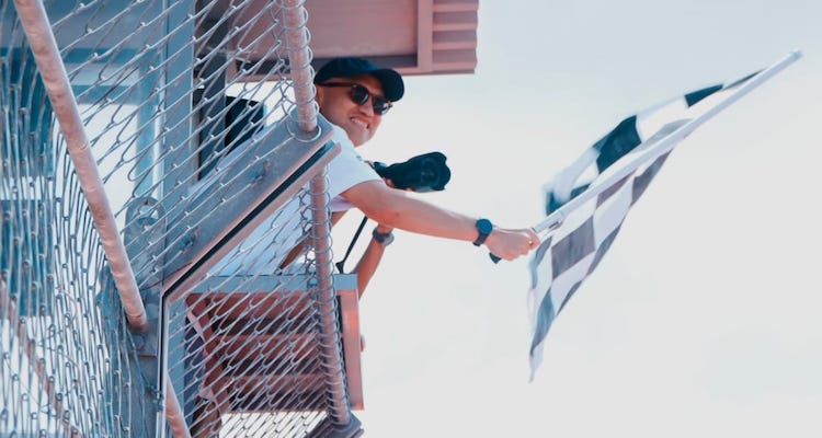  Wakil Ketua Umum Olahraga Prestasi PP Ikatan Motor Indonesia (IMI), Ananda Mikola, kibarkan bendera finis di Sikruit Mandalika