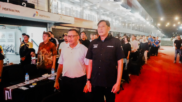 Petinggi MGPA mengikuti sesi penutupan kompetisi Pertamina Mandalika Racing Series (MRS) 2025 
