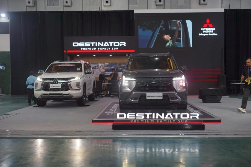 Tampilan SUV Destinator dan New Pajero Sport di Booth Mitsubishi di GIIAS Makassar 2025