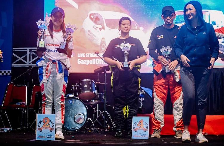 Diva Zahra semringah menerima trophy pada ajang pamungkas Kejurnas Sprint Rally 2025 