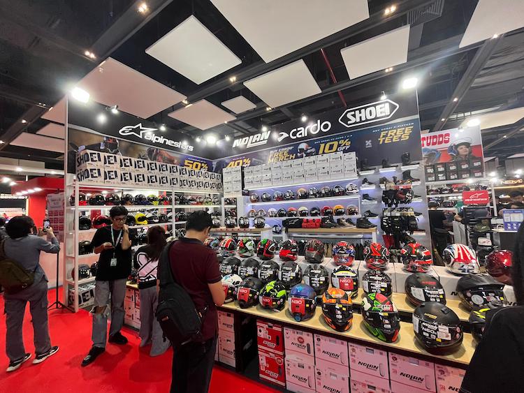 Salah satu exhibitor di Pameran IMHAX 2025 yang membawa berbagai produk helm hingga komunikator untuk bikers