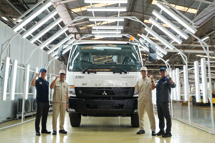 Petinggi PT. Krama Yudha Ratu Motor berpose dengan truk Fighter X FM65F Tractor Head 4x2 