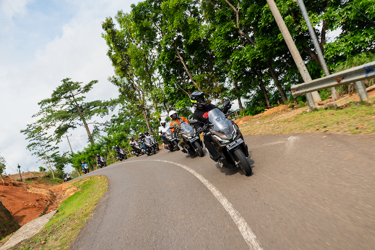 Komunitas motor Honda melakukan touring jarak jauh dengan mengutamakan safety