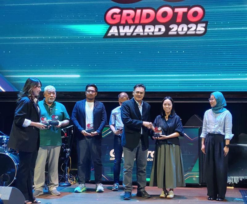 Perwakilan Indomobil eMotor Internasional menerima penghargaan untuk eMotor Tyranno