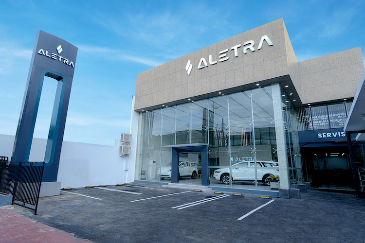 Diler Aletra Dewi Sartika yang melani layanan 3S untuk konsumen