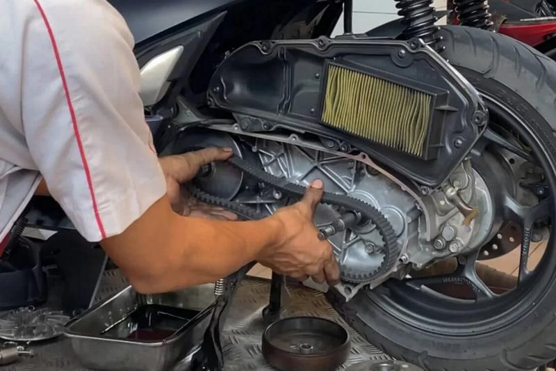 Teknisi AHASS melakukan perawatan motor Honda matic konsumen