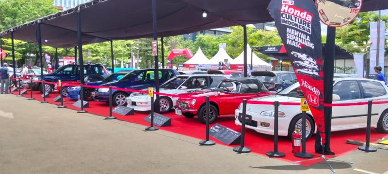 Deretan display mobil modifikasi dan mobil langkah di gelanggang Honda Culture Indonesia 