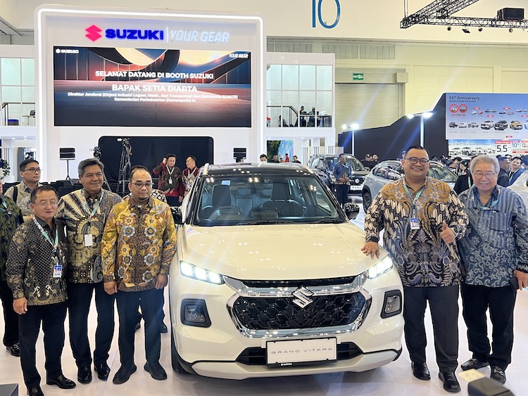 Petinggi Suzuki mendampingi Dirjen ILMATE, kemenperin berpose dengan Grand Vitara terbaru di Booth Suzuki GJAW 2025