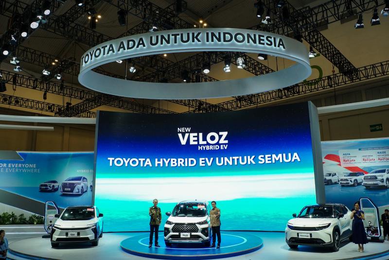 Toyota meluncurkan mobil elektrifikasi di ajang GJAW 2025