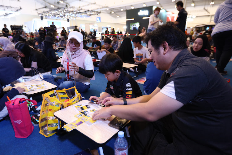 Anak-anak menikmati Paper Craft Competition di GJAW 2025