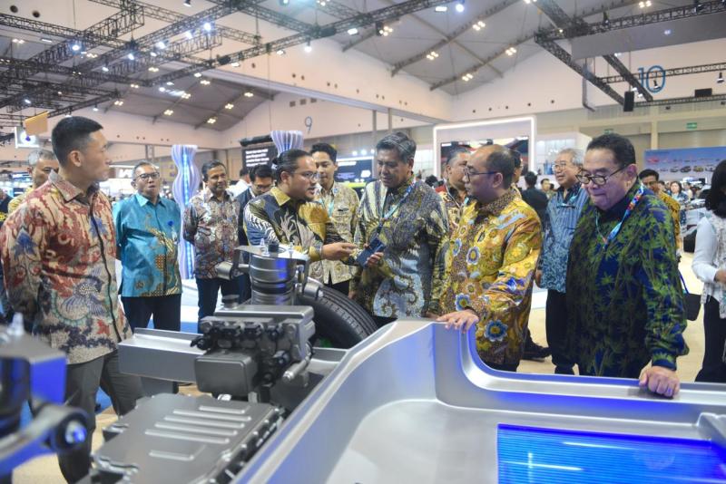 Kunjungan Kementerian Perindustrian ke booth BYD yang diisi dengan ragam inovasi teknologi 