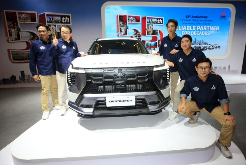 Para petinggi MMKSI berpose dengan mobil andalan Mitsubishi Destinator di GJAW 2025