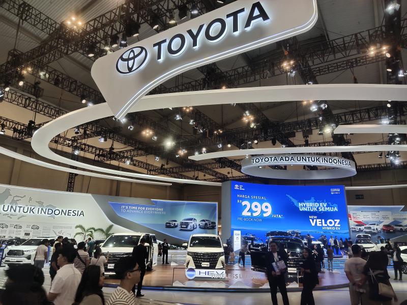 Booth Toyota yang diisi dengan ragam produk andalan yang kuasai pasar Indonesia 