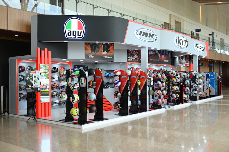 Booth di area ICE, BSD yang menyediakan ragam helm untuk pengunjung pameran GJAW 2025