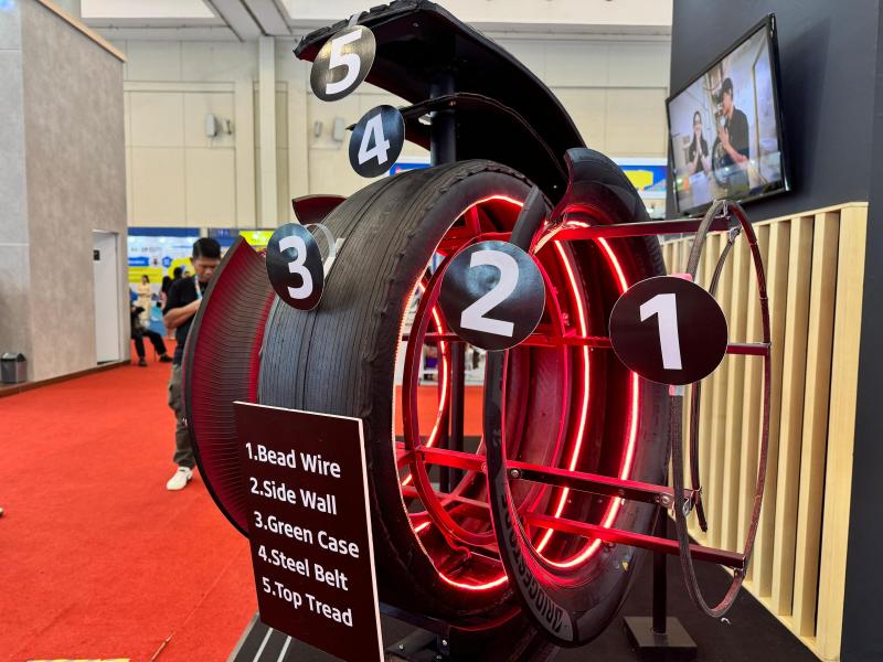 Wahana edukasi tentang ban di Booth Bridgestone pada ajang GJAW 2025