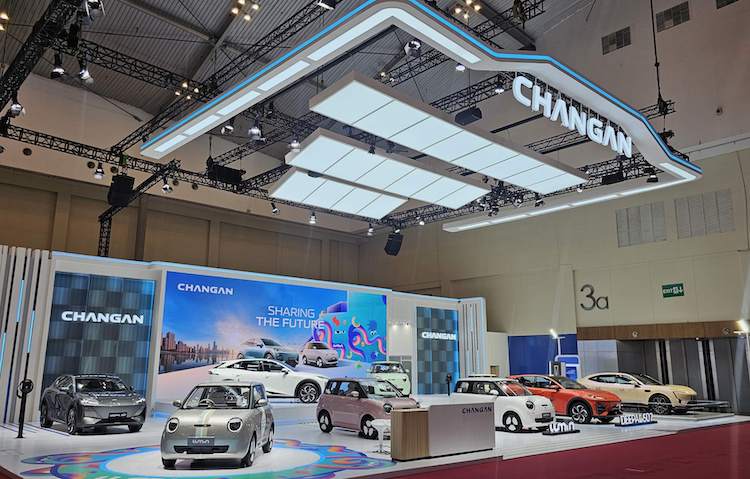 Booth Changan dengan display mobil listrik yang modern dengan ragam program menguntungkan