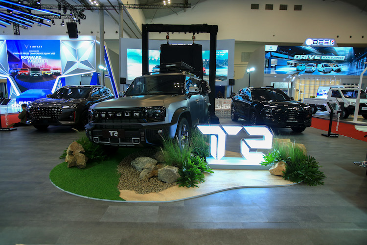 Tampilan keren Retour T2 di Booth Jetour bersanding dengan model Dashing di GJAW 2025