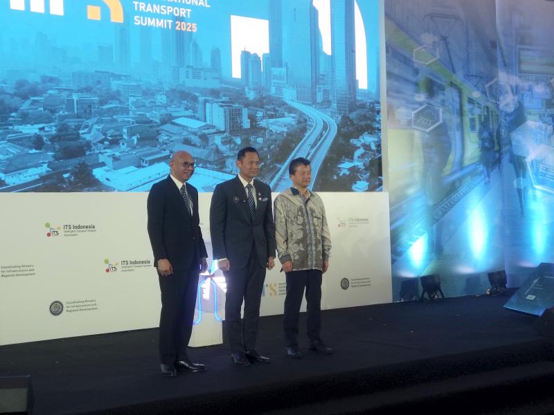 Menteri Koordinator Bidang Infrastruktur dan Pengembangan Wilayah, Agus Harimurti Yudhoyono (AHY) didampigi Presiden ITS Indonesia, William P Sabandar membuka Indonesia International Transport Summit (IITS) 2025