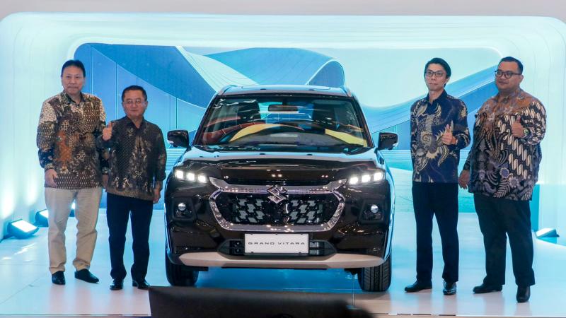 Petinggi PT Suzuki Indomobil Sales (SIS) berpose dengan New Grand Vitara Hybrid di GJAW 2025, ICE, BSD, Tangerang