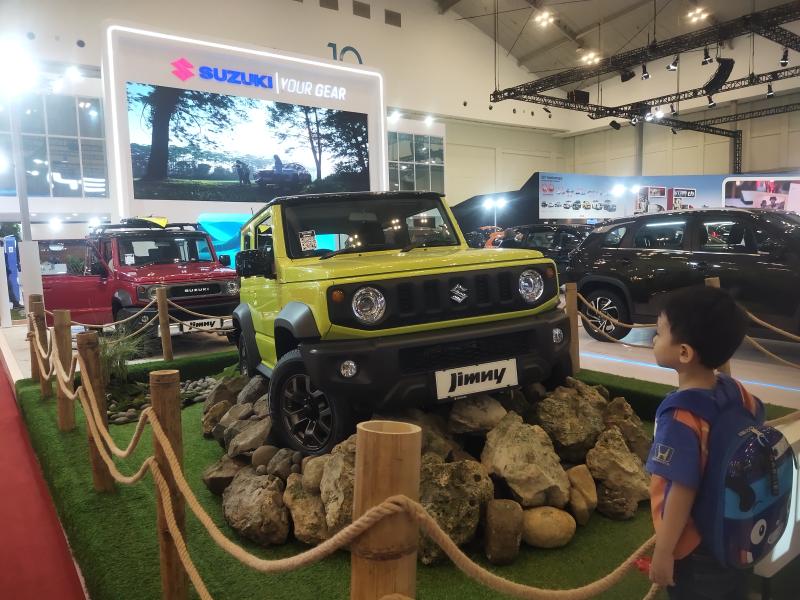 Booth Suzuki dengan ragam produk dan aktivitas menarik