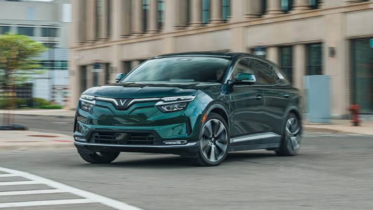 Mobil listrik VonFast VF8  yang mengalami masalah pada pengisian baterai