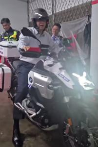 Iseng, Menteri Keuangan Purbaya Semringah Jajal Motor Patwal BMW Rp1,4 Miliar