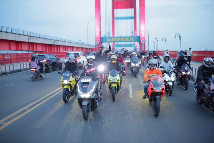 Anak komunitas motor menikmati riding bersama Natasha Ryder dalam ajang Moride-Jelajah Andalas yang diselenggaran Motul Indonesia