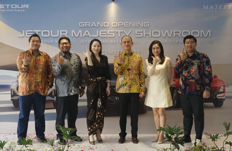 Petinggi Jetour Indonesia meresmikan Jetour Batam untuk mendukung pelayanan konsumen 