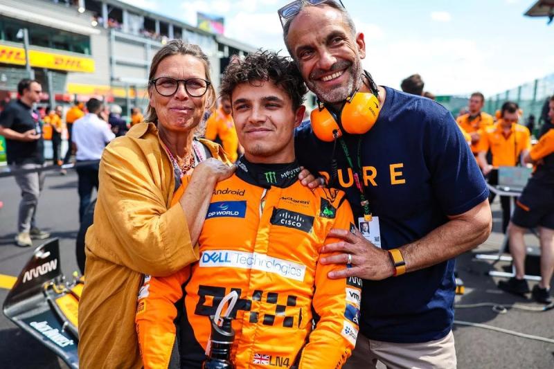 Lando Norris diapit ibu - Cisca dan ayah -Adam Norris. (Foto: lat-mirror.co.uk)