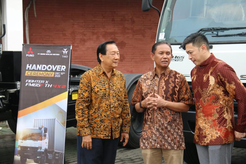 Petinggi Mitsubishi Fuso berbincang dengan CEO PT. Tako Anugerah Koporasi, Melki Tako dalam acara handover 20 unit truk tahap pertama di Surabaya