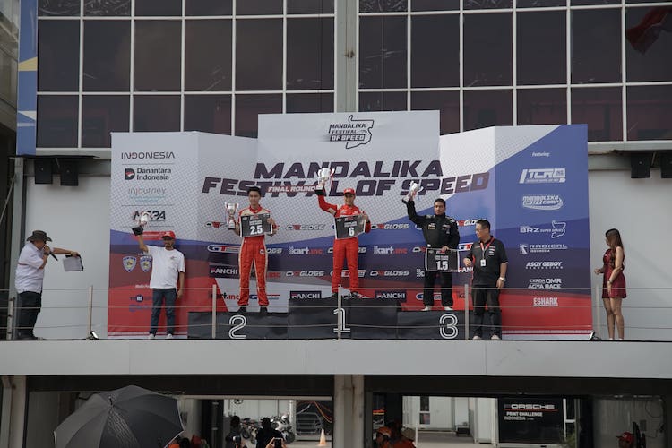 Pembalap andalan Honda Alvin Bahar mengangkat trophy kemenangan di seri terakhir Mandalika Festival of Speed (MFoS) 2025 