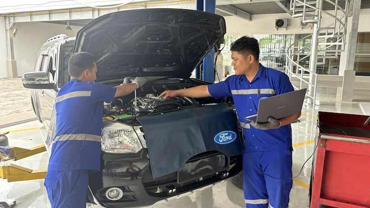 Mekanik Ford sementara melakukan pemeriksaan mesni mobil untuk kenyamanan pengunaan saat libur akhir tahun