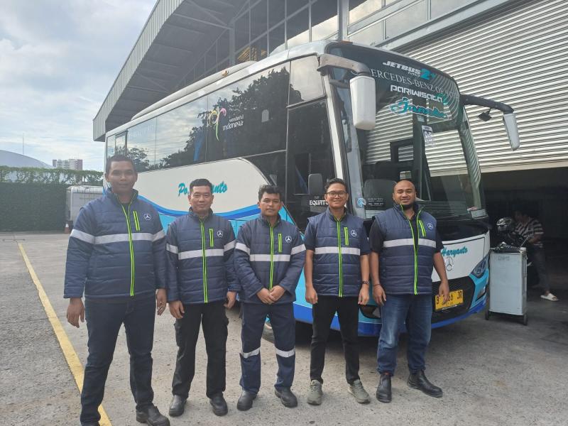 Teknisi profesional dari Daimler Indonesia siap kawal pengguna bus saat libur Nataru