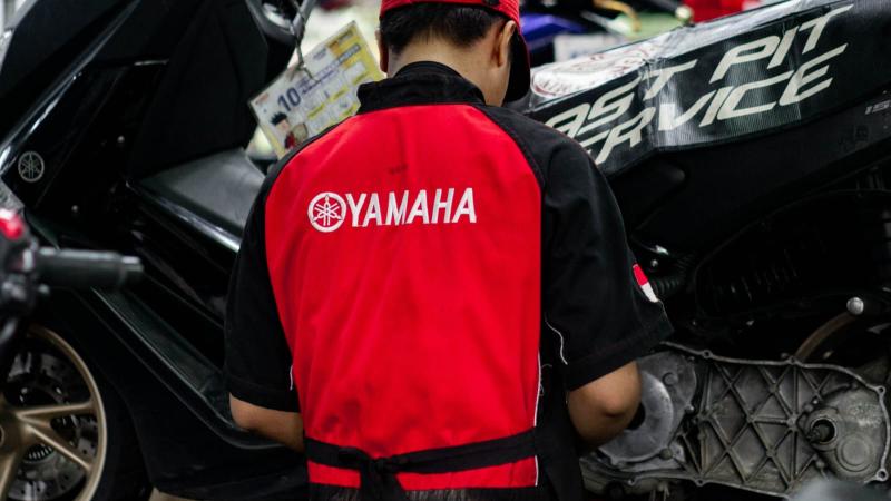 Mekanik Yamaha sementara melakukan perawatan motor konsumen jelang libur akhir tahun 2025