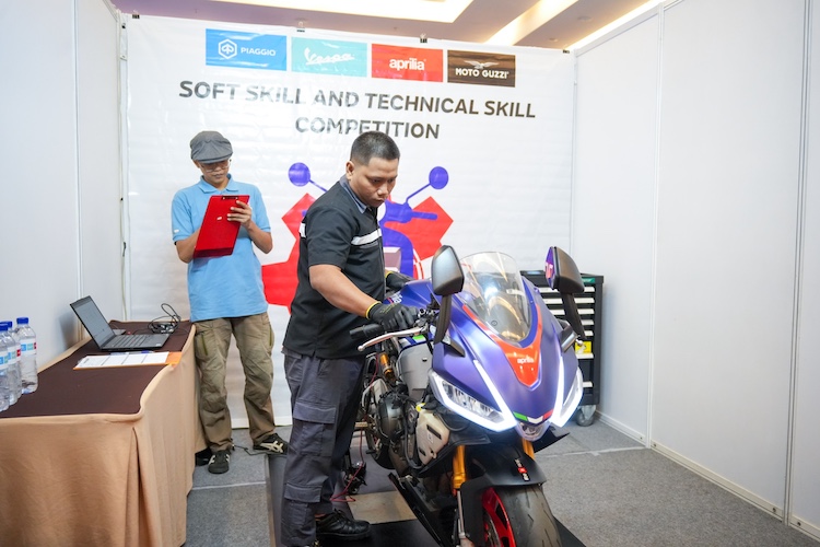 Seorang mekanik Piaggio Indonesia memeriksa condisci motor Aprilia dalam kompetisi